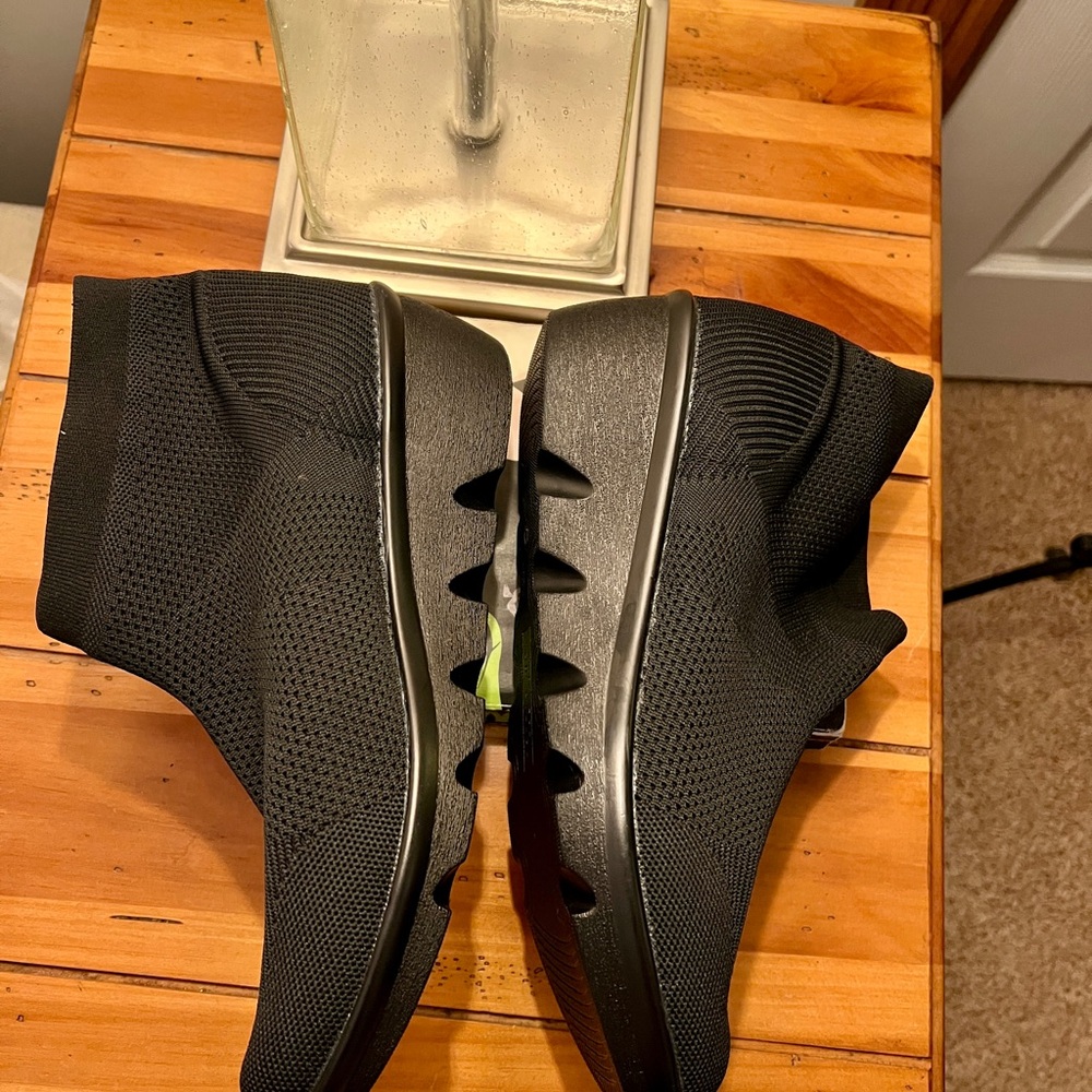 NWOB bernie mev. Camryn wedge stretch bootie! - Picture 4 of 14